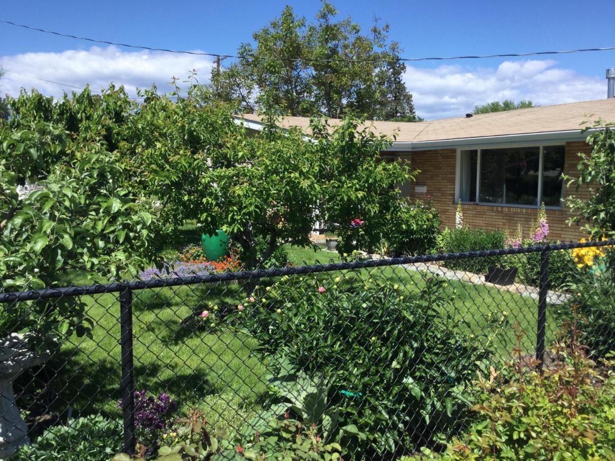 Your Home Away From Home Kelowna Ngoại thất bức ảnh